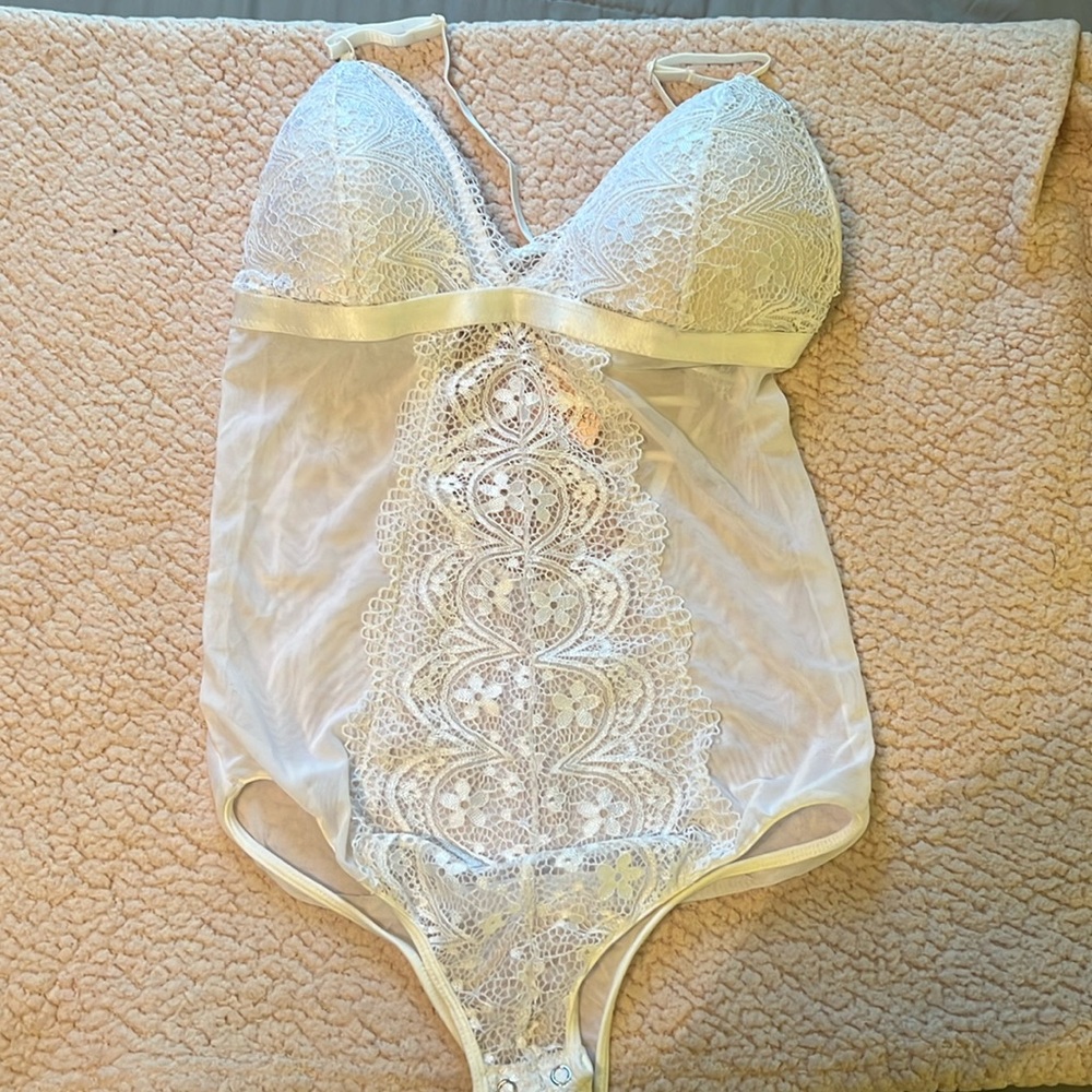 Lace white body suit